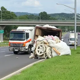 carreta carregada com polietileno