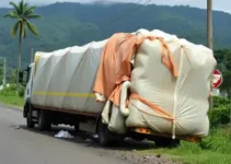 carreta carregada com polietileno