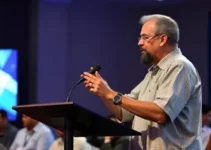 Gabriel Simões agita público evangélico na Conferência Elas Vivem