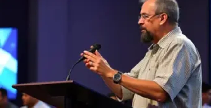 Gabriel Simões agita público evangélico na Conferência Elas Vivem