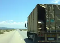carreta carregada com papelão